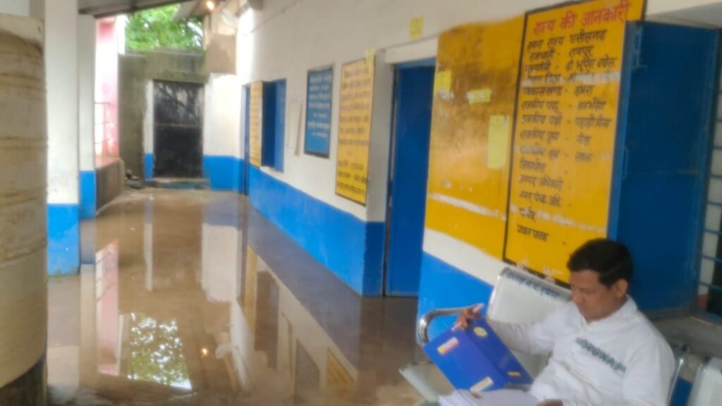 स्वामी आत्मानंद हिंदी मीडियम स्कूल डभरा की छत गिरने से स्कूली बच्चे बाल बाल बचे 2 img 20240726 wa02297322760682259196852 kshititech