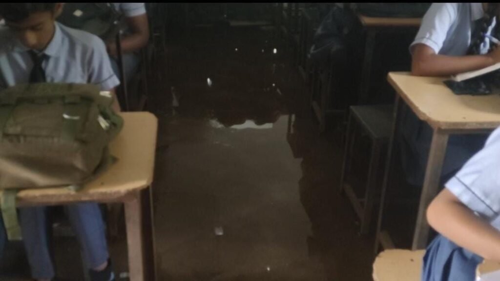 स्वामी आत्मानंद हिंदी मीडियम स्कूल डभरा की छत गिरने से स्कूली बच्चे बाल बाल बचे 3 img 20240726 wa02306951647976576144412 kshititech