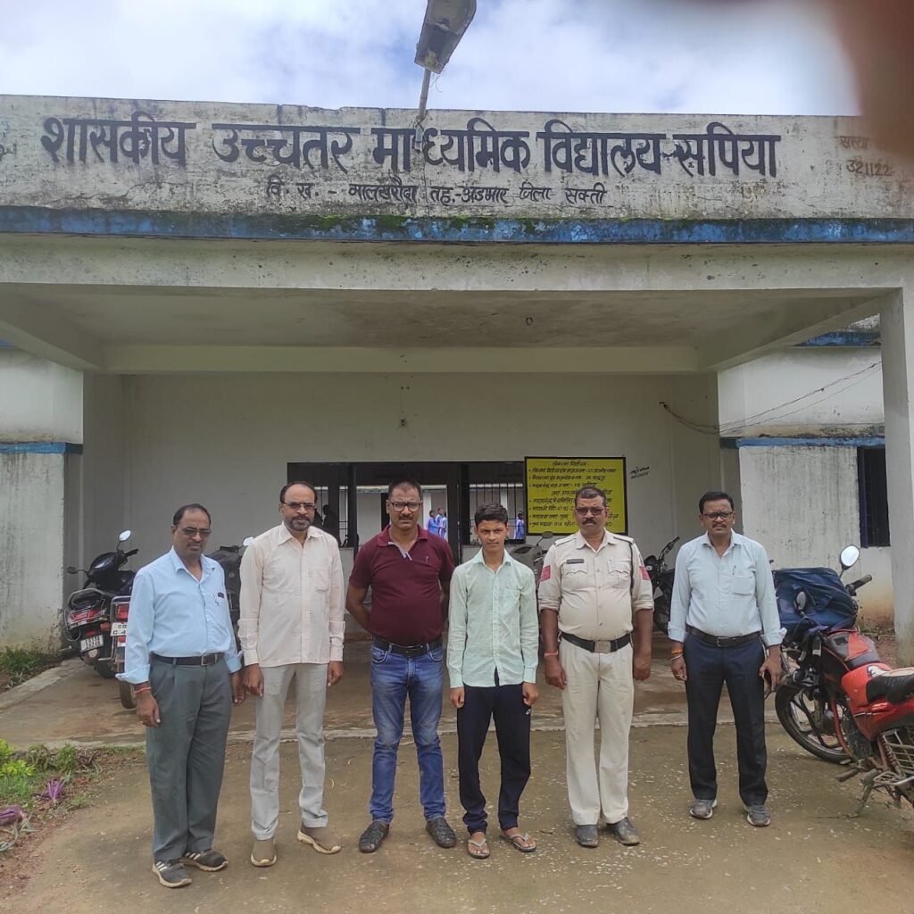एसआई भूपेंद्र चंद्रा ने आर्थिक मदद कर एक विद्यार्थी की आगे की पढ़ाई करने में किया मदद 2 img 20240729 wa0136407498056158339263 kshititech