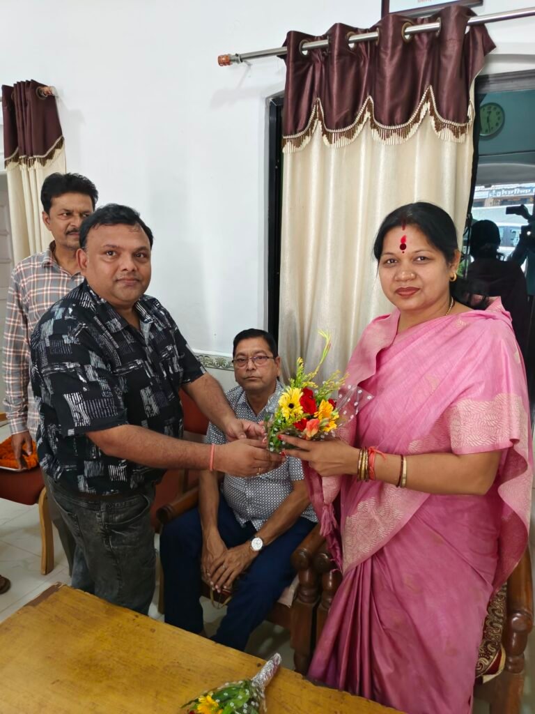 मारवाड़ी युवा मंच सक्ती ने प्रकृति की रक्षा का लिया संकल्प, सांसद कमलेश ने कहा - पौधे हमारे जीवन का महत्वपूर्ण अंग, सभी मिलकर पर्यावरण संरक्षण की दिशा में करेंगे कार्य, पौधरोपण अभियान का हुआ शुभारंभ 3 img 20240708 1126064822416022995092789 kshititech