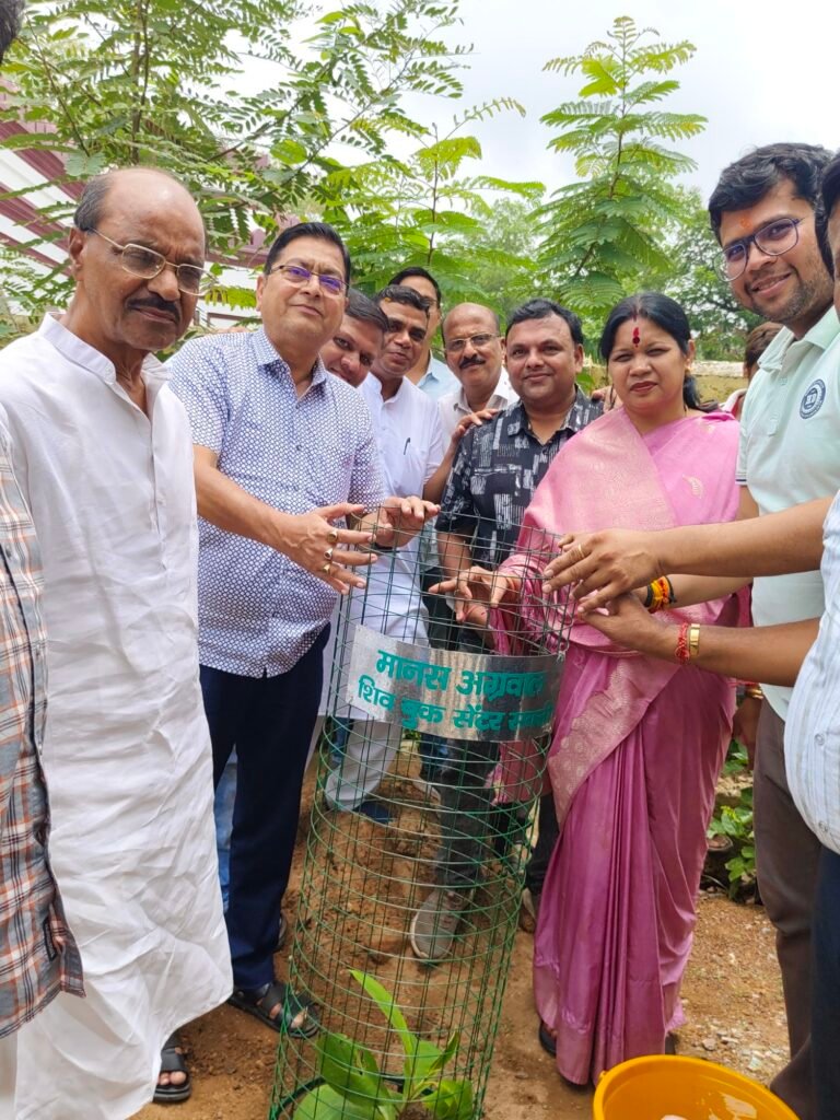 मारवाड़ी युवा मंच सक्ती ने प्रकृति की रक्षा का लिया संकल्प, सांसद कमलेश ने कहा - पौधे हमारे जीवन का महत्वपूर्ण अंग, सभी मिलकर पर्यावरण संरक्षण की दिशा में करेंगे कार्य, पौधरोपण अभियान का हुआ शुभारंभ 2 img 20240708 1132456482705162866476142 kshititech