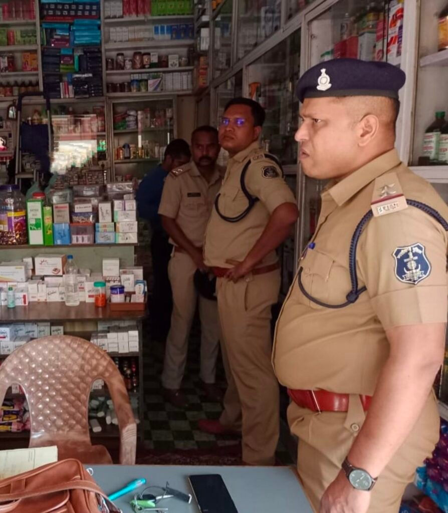 सक्ती की दवाई दुकानों में पुलिस की दबिश, नशीली टेबलेट या सिरफ बेची तो खैर नहीं, तो ये है पुलिस का टारगेट, जाने सक्ती की किन दवाई दुकानों को खंगाला और क्या मिला? 2 img 20240709 2116168439492099736861205 kshititech