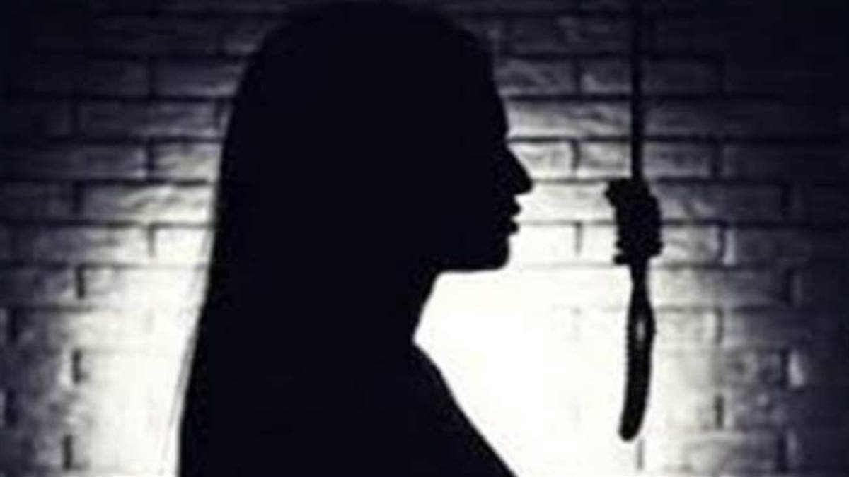 चूल्हे पर चावल पक रहे थे, सब्जी कटी रखी थी, साड़ी में लटकी थीं दो बहनों की लाश...सुसाइड या हत्या 1 01 08 2024 sisterhanging 202481 194239 kshititech