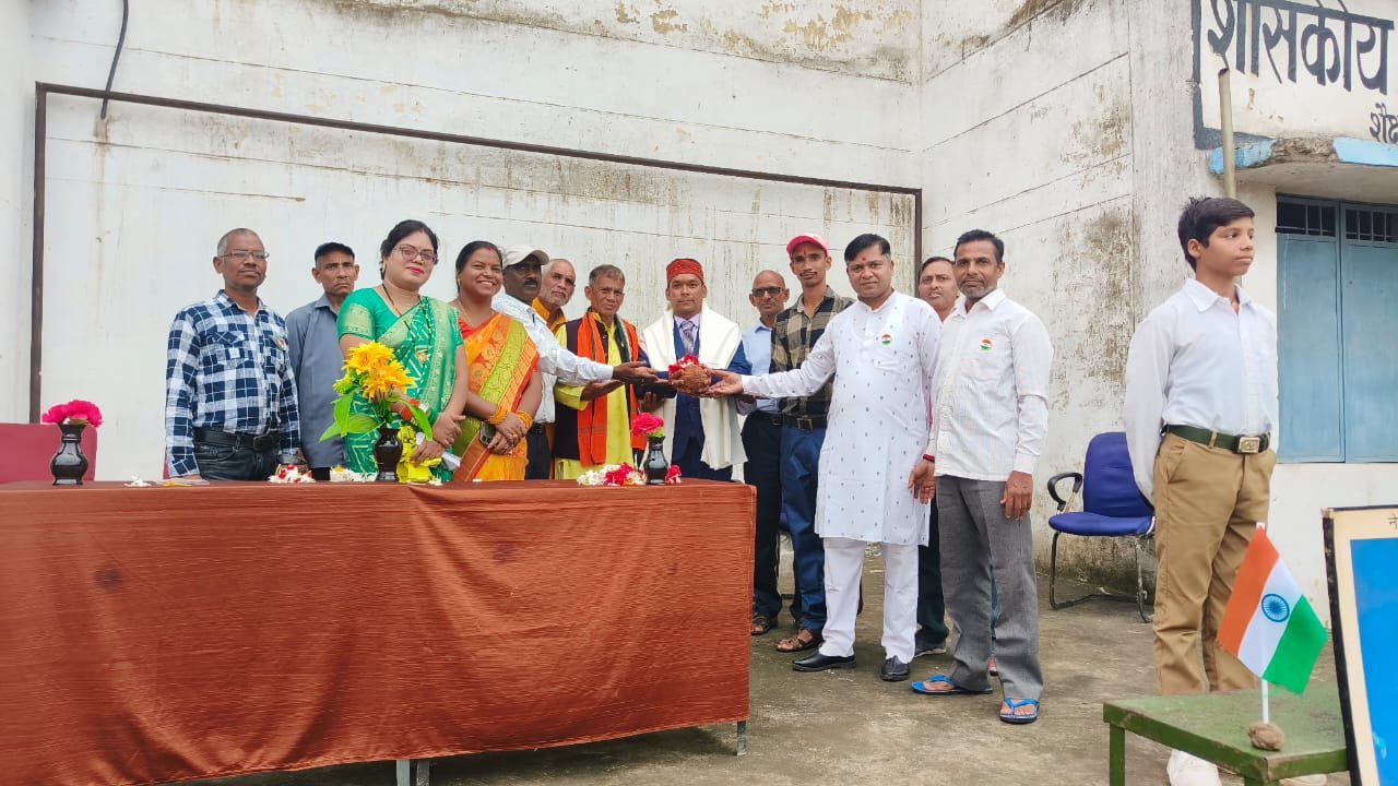 सम्मान : साल श्रीफल से सम्मानित किए गए पूर्व अध्यक्ष रथ राम पटेल, कहा - सभी के सहयोग के लिए धन्यवाद 1 599d074239b7471e9106f906061b8c19 kshititech