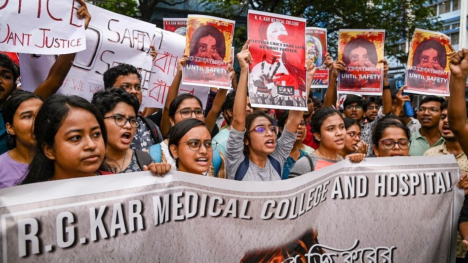 कोलकाता कांड के विरोध में देशभर के डॉक्टर हड़ताल पर, स्वास्थ्य सेवाओं पर पड़ रहा असर 1 66c00fc5722c9 kolkata doctor rape murder case 174940629 16x9 1 kshititech