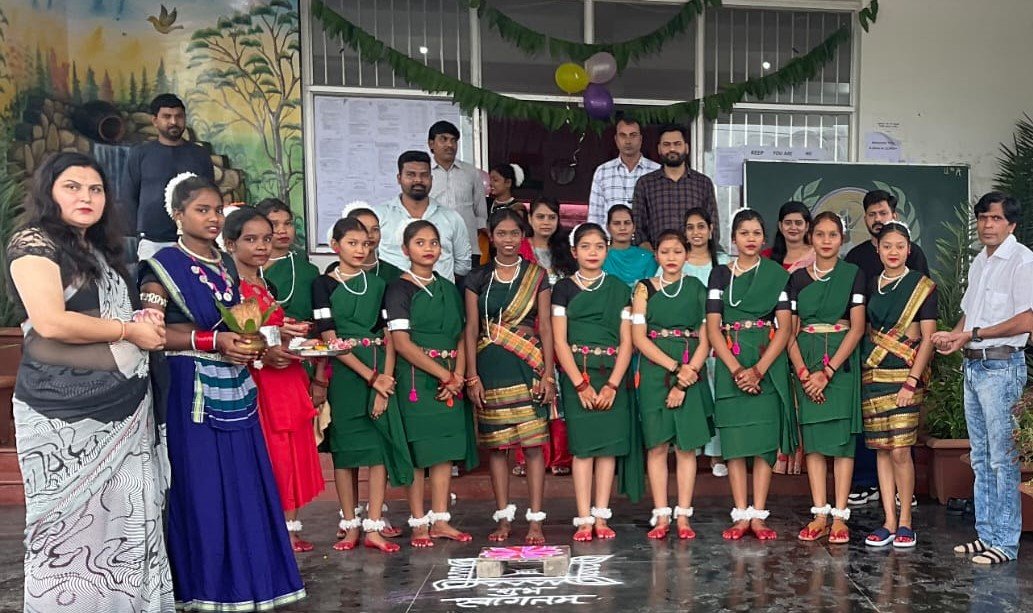विश्व आदिवसी दिवस पर एकलब्य विद्यालय पलाडीखुर्द की छात्राओ ने दी आदिवासी नृत्य की प्रस्तुति 1 IMG 20240811 WA0314 kshititech