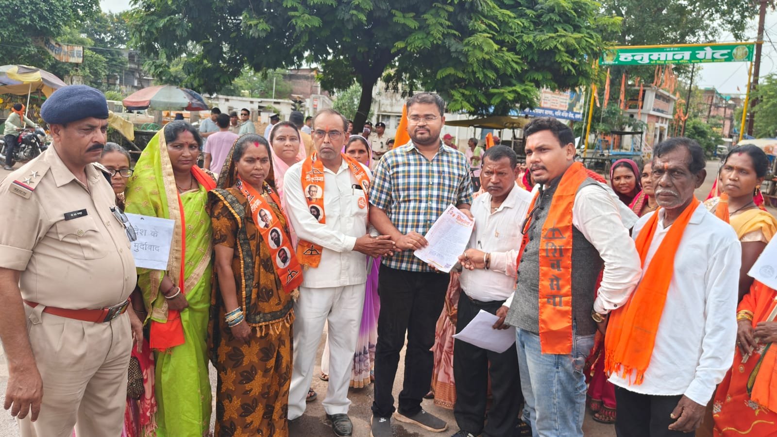 शिवसेना का प्रदर्शन: बांग्लादेश में हिंदुओं पर हो रहे अत्याचार के विरुद्ध सक्ती में शिव सैनिकों ने विरोध प्रदर्शन कर पुतला फूंका 1 IMG 20240814 WA0566 kshititech