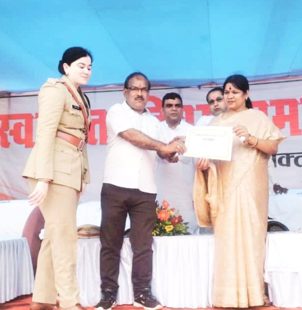 स्वतन्त्रता दिवस समारोह में सांसद के हाथों सम्मानित हुए शिक्षक चंद्र प्रकाश तिवारी 1 IMG 20240815 192755 kshititech