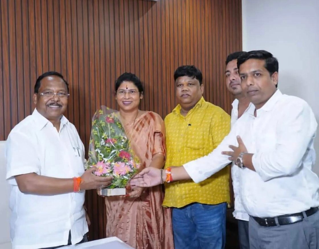 जिला पंचायत सभापति विद्या सिदार ने की कैबिनेट मंत्री रामविचार नेताम से मुलाकात, जनता से जुड़े मुद्दों पर की चर्चा 1 IMG 20240823 173958 kshititech