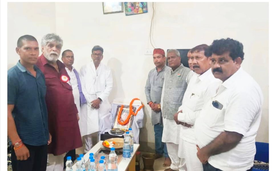 स्व. मोतीलाल पटेल को श्रद्धांजलि देने टेमर पहुंचे नेता प्रतिपक्ष डॉ महंत, टेमर में सामुदायिक भवन का भूमि पूजन भी किया 1 IMG 20240826 130840 kshititech