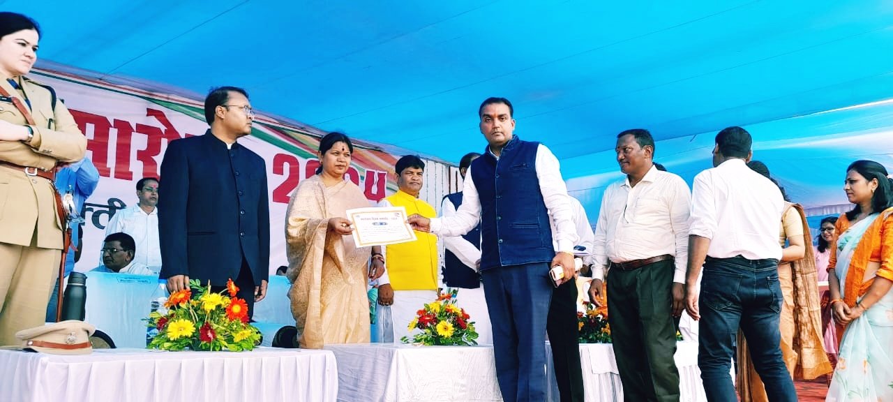 उत्कृष्ट कार्य करने के लिए जिला सहकारी बैंक सक्ती के शाखा प्रबंधक शैलेंद्र तिवारी हुए सम्मानित 1 InCollage 20240815 152000999 kshititech