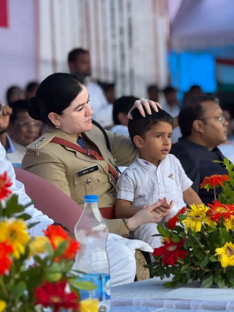 दुलार : स्वतंत्रता दिवस समारोह के बीच इस तस्वीर ने खींचा ध्यान, ऐसे भी होते हैं पुलिस वाले, ड्यूटी के साथ निभाते हैं इंसानियत के रिश्ते…जब एसपी श्रीमती अंकिता शर्मा ने गोद में लेकर दुलारा लाडले अन्वित को, बच्चों का किया उत्साहवर्धन 1 Untitled 16 copy kshititech