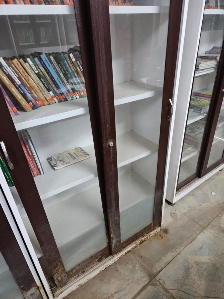 एक एसडीएम ने पुस्तकालय को संवारा, उनके जाने के बाद हो गई दुर्गति, अब पुस्तकालय में आने वाले छात्र सुविधाओं के लिए लगा रहे चक्कर, एसडीएम सोम का आश्वासन - हर कमी को करेंगे पूरा 2 img 20240806 wa03394875684791281478518 kshititech