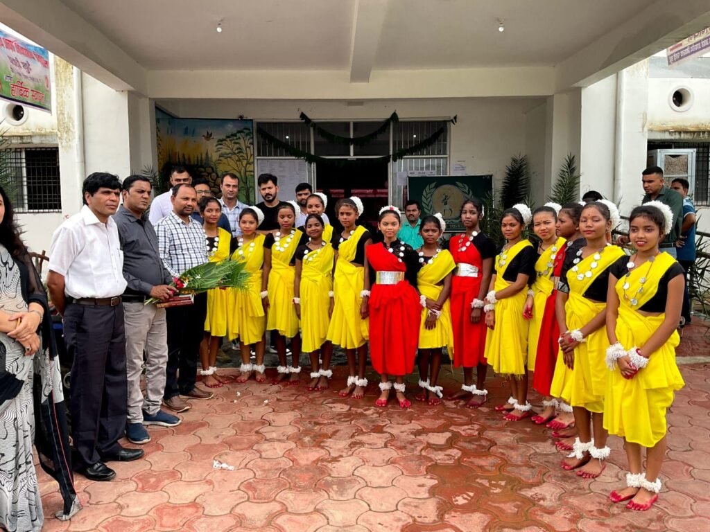 विश्व आदिवसी दिवस पर एकलब्य विद्यालय पलाडीखुर्द की छात्राओ ने दी आदिवासी नृत्य की प्रस्तुति 3 img 20240812 wa01527490515637806973446 kshititech