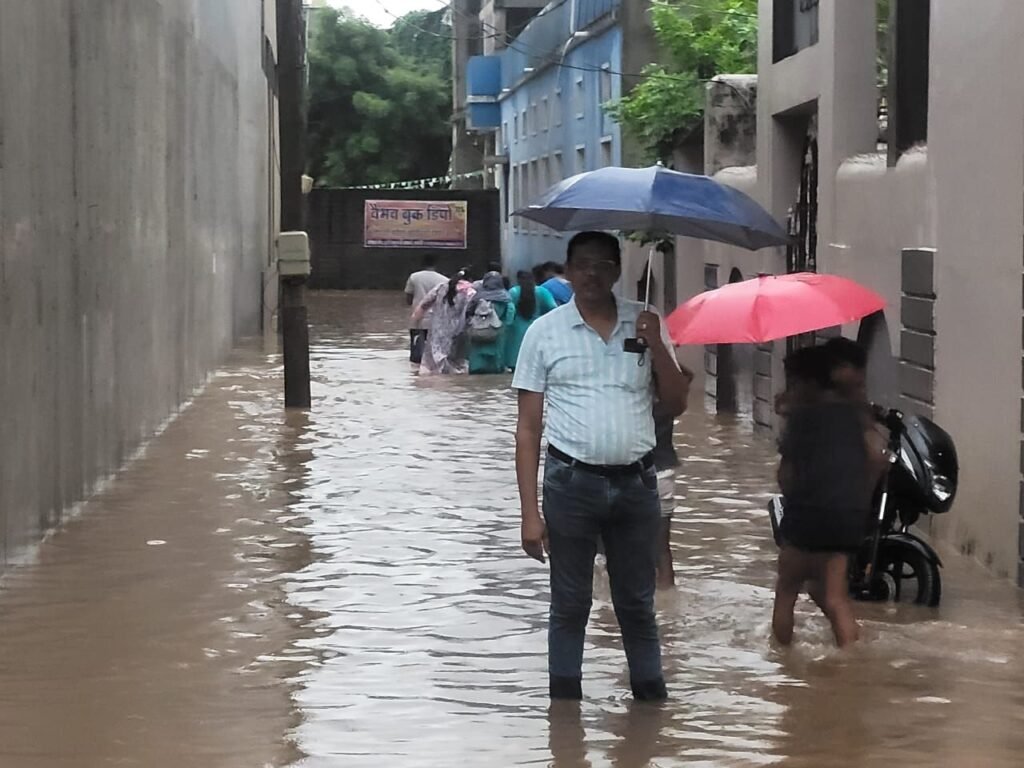 दुर्दशा: घुटनों तक पानी, अनुनय कान्वेंट स्कूल पंहुच मार्ग बना तालाब 2 img 20240824 wa04352565195807147465824 kshititech