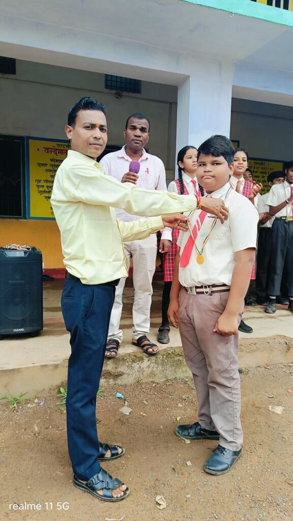 गुरुकुल इंग्लिश मीडियम स्कूल भांटा में धूमधाम से मनाया गया कृष्णा जन्माष्टमी, कृष्ण-राधा बनकर बच्चों ने मोहा मन 7 img 20240827 wa01648913518458275092870 kshititech