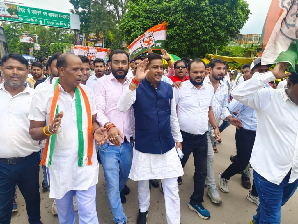 सक्ती जिला : साय सरकार के खिलाफ जमकर नारेबाजी, विधायक देवेंद्र की गिरफ्तारी के विरोध 150 से अधिक कार्यकर्ताओं दी गिरफ्तारी, विधायक बालेश्वर ने कहा - षडयंत्र पूर्वक हुई कार्रवाई, लड़ेंगे सड़क की लड़ाई, पुलिस से हुई झूमाझटकी 3 img 20240825 1335476136721625004643646 kshititech