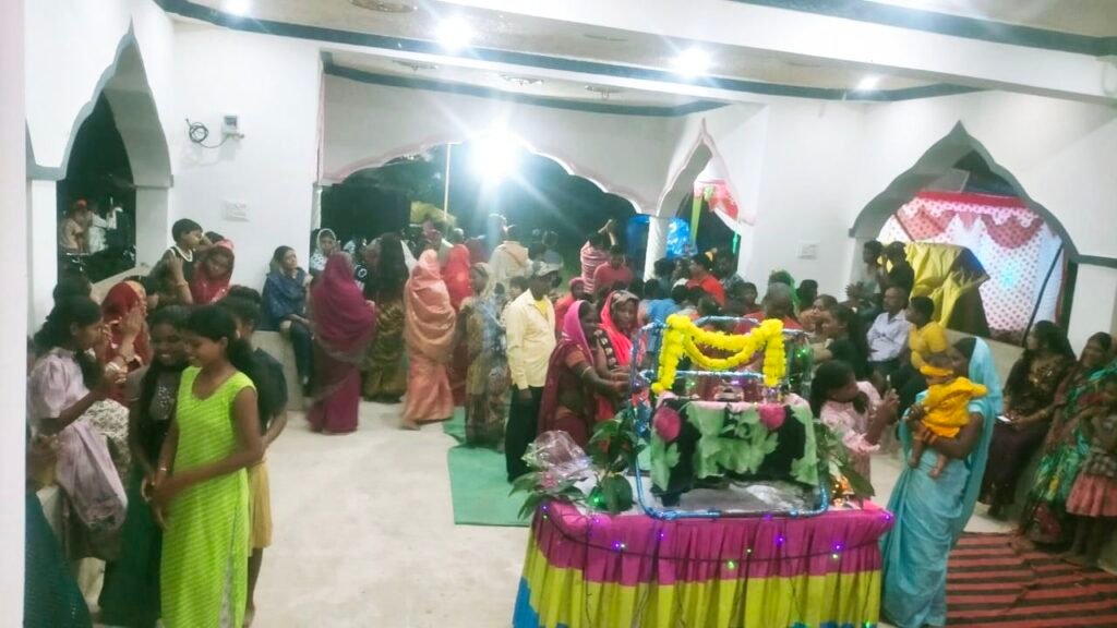 शुभ घड़ी आई, जन्में कृष्ण कन्हाई, रूद्र सेवा संस्थान का जन्माष्टमी पर भव्य आयोजन, रगजा में रहा जश्न का माहौल, अध्यक्ष भवानी ठाकुर ने कहा - भक्तजन दूर-दूर से मंदिर में आकर भगवान श्रीकृष्ण के दर्शन किए 2 img 20240827 2303322912014394256668302 kshititech