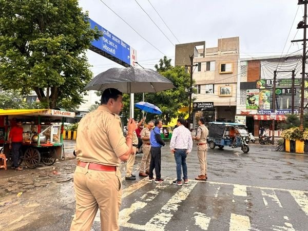 इंदौर में 35 लाख की लूट... 15 घंटे में ही लुटेरों के अड्डे पर पहुंची पुलिस, 26 लाख रुपये बरामद 3 lootinindorecrimenews2281294909956907654042588 kshititech