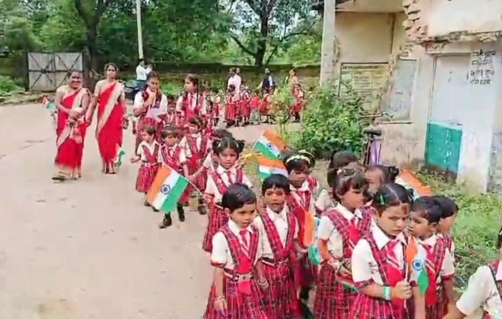 गुरुकुल इंग्लिश मीडियम स्कूल भांटा में काफी हर्षोल्लास पूर्वक धूम धाम से मनाया गया स्वतंत्रता दिवस, नन्हे मुन्ने बच्चों का सांस्कृतिक कार्यक्रम ने मोहा मन 3 screenshot 20240816 104152 whatsapp8471877624442662021 kshititech