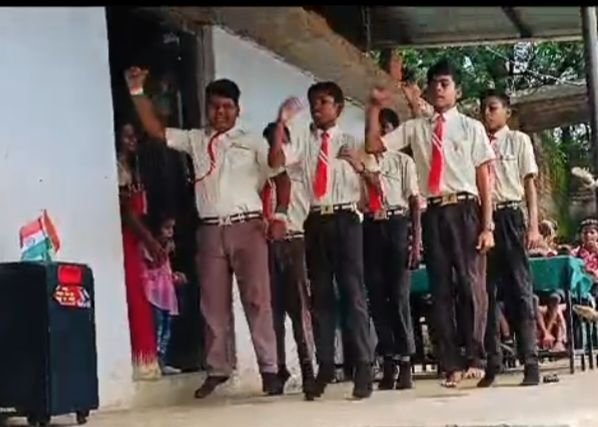 गुरुकुल इंग्लिश मीडियम स्कूल भांटा में काफी हर्षोल्लास पूर्वक धूम धाम से मनाया गया स्वतंत्रता दिवस, नन्हे मुन्ने बच्चों का सांस्कृतिक कार्यक्रम ने मोहा मन 4 screenshot 20240816 104342 whatsapp5219793763096434667 kshititech