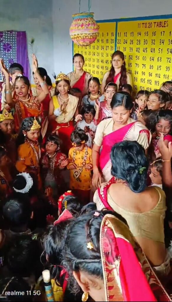 गुरुकुल इंग्लिश मीडियम स्कूल भांटा में धूमधाम से मनाया गया कृष्णा जन्माष्टमी, कृष्ण-राधा बनकर बच्चों ने मोहा मन 4 screenshot 20240828 115314 whatsapp3326270787882591438 kshititech