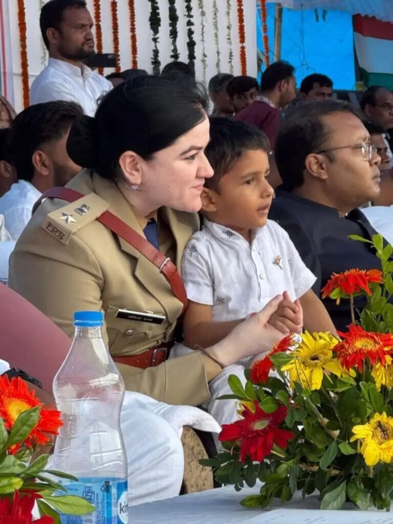 दुलार : स्वतंत्रता दिवस समारोह के बीच इस तस्वीर ने खींचा ध्यान, ऐसे भी होते हैं पुलिस वाले, ड्यूटी के साथ निभाते हैं इंसानियत के रिश्ते…जब एसपी श्रीमती अंकिता शर्मा ने गोद में लेकर दुलारा लाडले अन्वित को, बच्चों का किया उत्साहवर्धन 2 untitled 15 copy342185000830903476 kshititech