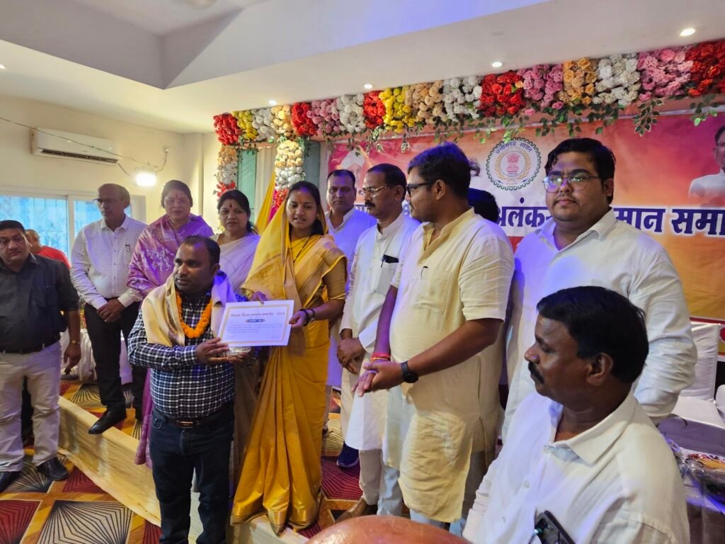 मुख्यमंत्री गौरव अलंकरण समारोह सक्ती: शिक्षकों के बेहतर ज्ञान से बच्चे होते हैं शिक्षित, समाज बनता है बेहतर- रजवाड़े, प्रभारी मंत्री ने किया गुरुजनों को नमन, शिक्षा के क्षेत्र में बेहतरीन कार्य करने वाले तथा सेवानिवृत्त शिक्षकों का हुआ सम्मान, सांसद कमलेश जांगड़े ने भी कहा जीवन में गुरुजनों का विशेष महत्व 5 20240905 154014345552115617492041 kshititech