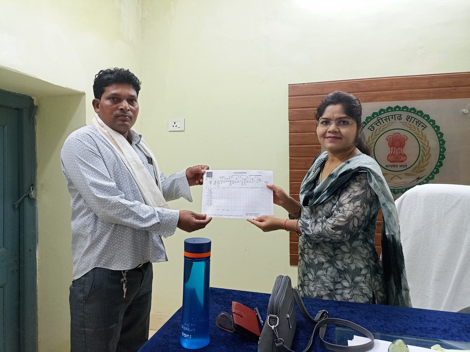 YOUR VOICE: खबर का असर- पटवारी पर रकम लेने के आरोप के बाद तहसीलदार का त्वरित संज्ञान 1 IMG 20240902 WA0143 scaled kshititech