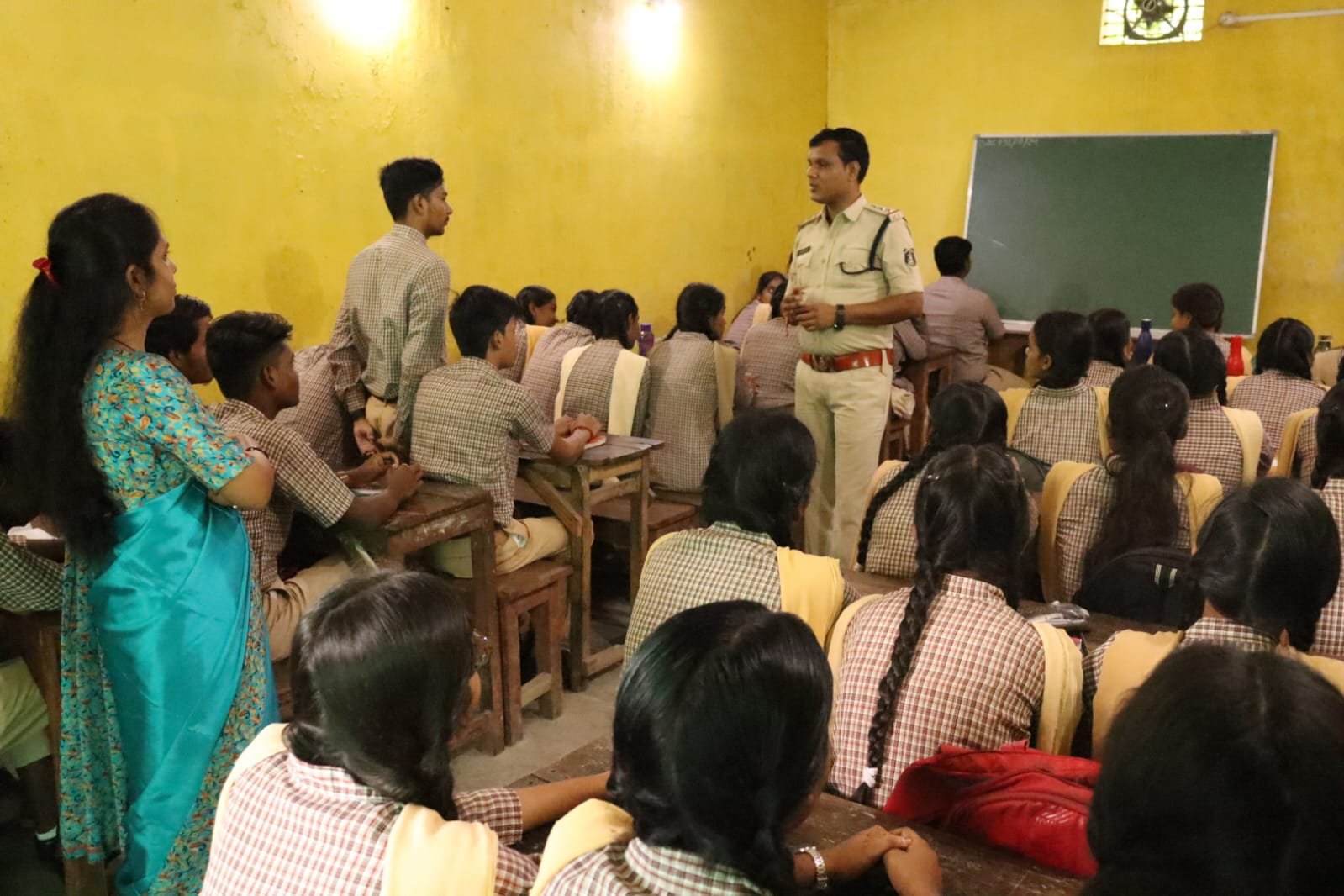 सक्ती: बच्चे अपने अभिभावकों को समझाइस दें कि साइबर फ्रॉड से बचने जागरूक हों, किसी भी अनजान के साथ अपनी फोटो शेयर न करें और दोस्ती न करें 1 IMG 20240902 WA0286 kshititech