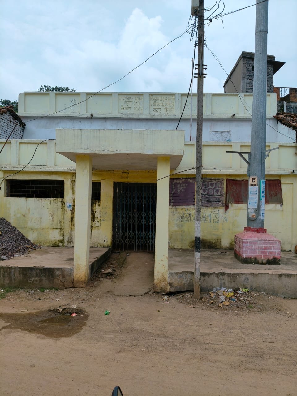 किरारी बा. के सरपंच/सचिव का कारनामा, निर्माण कार्य के नाम पर निकाली राशि को डकारने की तैयारी, 2 लाख निकाल लिए लेकिन नहीं रखी एक ईंट भी, कहीं घोटालों में तो नहीं बीत गए साढ़े चार साल, जांच की दरकार 1 IMG 20240913 WA0196 kshititech