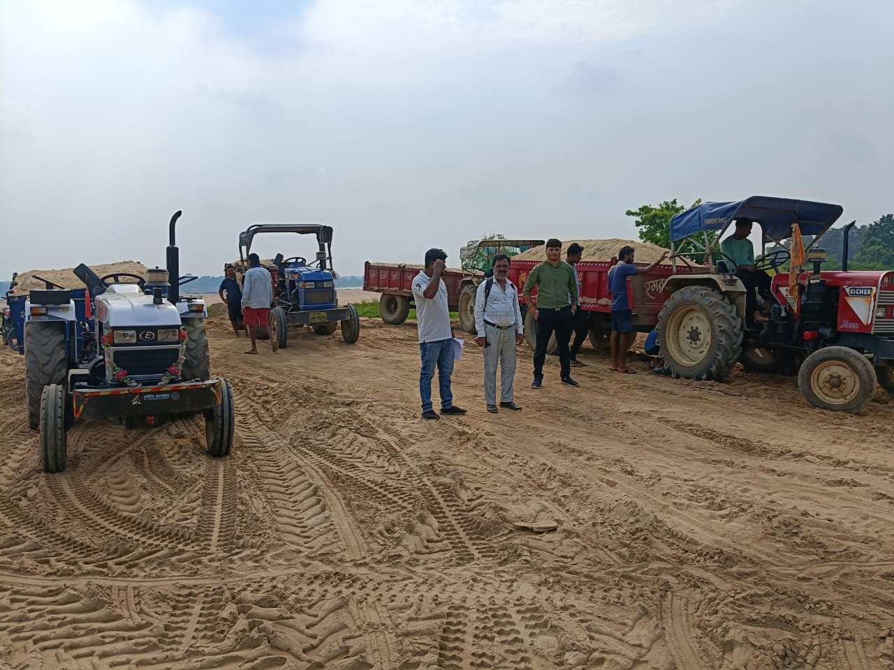 रेत के अवैध भंडारण परिवहन पर हसौद तहसीलदार की कार्रवाई 1 IMG 20240923 WA0205 kshititech