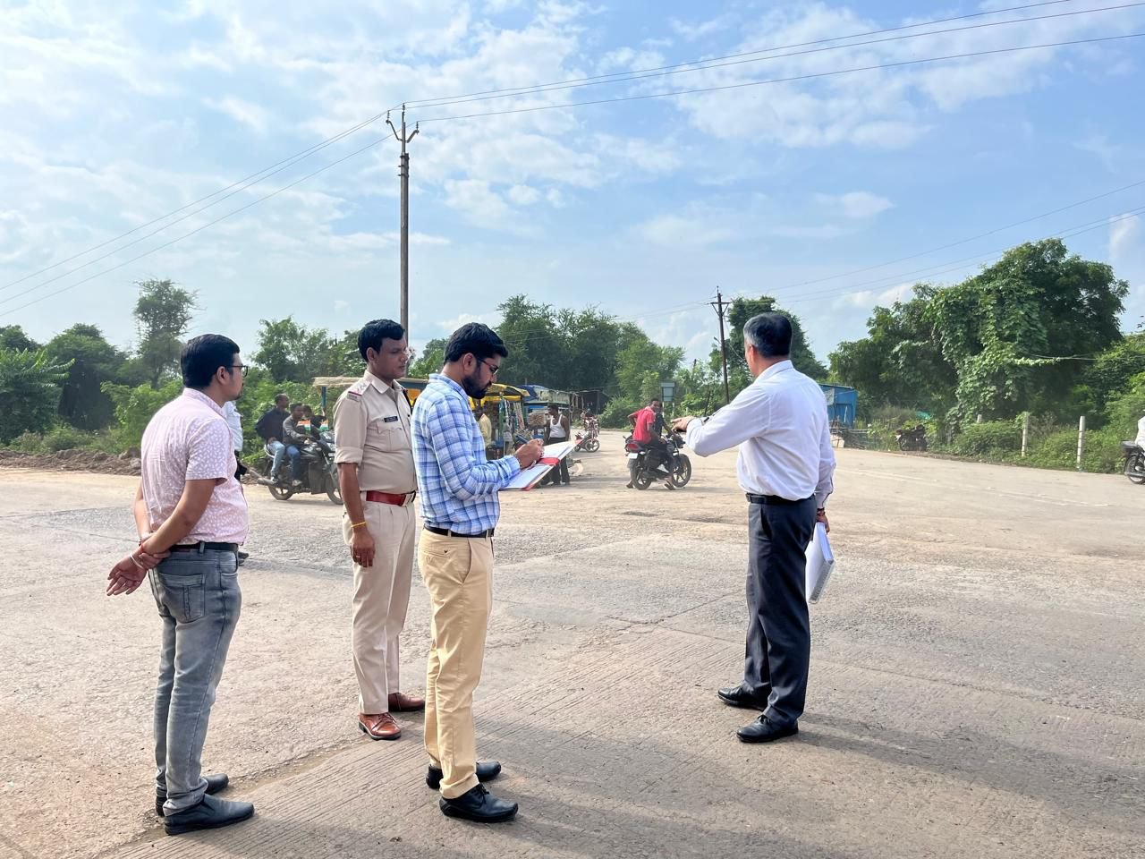 कोर्ट कमिश्नर ने सक्ती जिले के दुर्घटनाजन्य क्षेत्रों का किया भौतिक निरीक्षण 1 IMG 20240930 WA0385 kshititech