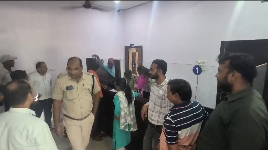 ये क्या पूरा फर्जी एसबीआई ब्रांच ही खोल दिया, सक्ती जिले के छपोरा में कर्मचारी भी कर दिए नियुक्त, कथित बैंक मैनेजर फरार, पुलिस कर रही मामले की जांच, भारतीय स्टेट बैंक के अधिकारी भी पहुंचे थाने 1 Screenshot 20240927 185238 WhatsApp kshititech