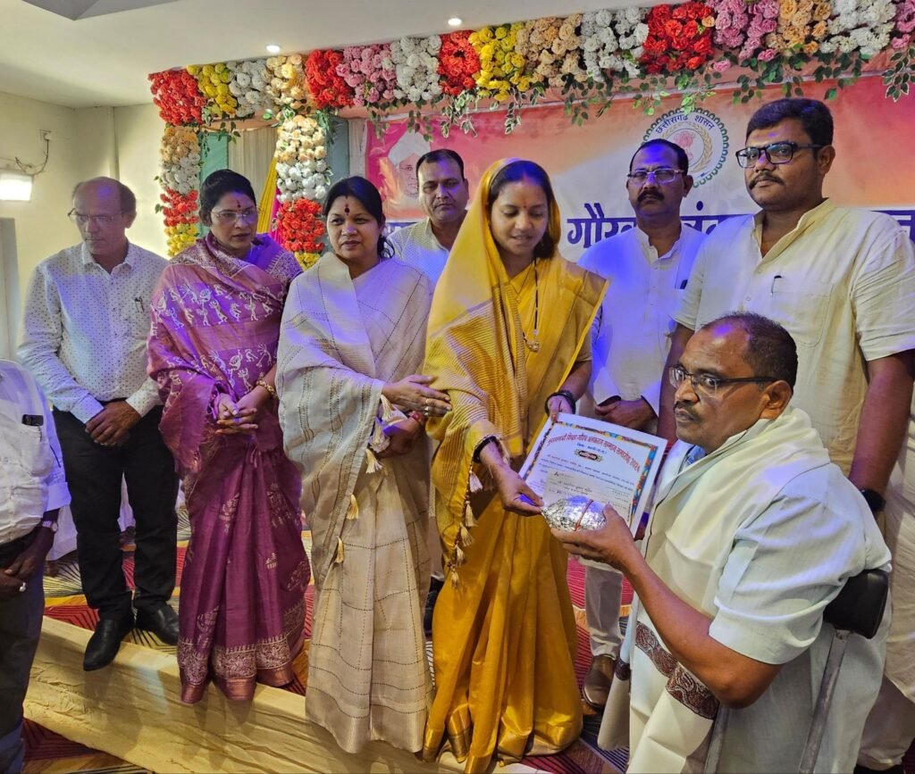 मुख्यमंत्री गौरव अलंकरण समारोह सक्ती: शिक्षकों के बेहतर ज्ञान से बच्चे होते हैं शिक्षित, समाज बनता है बेहतर- रजवाड़े, प्रभारी मंत्री ने किया गुरुजनों को नमन, शिक्षा के क्षेत्र में बेहतरीन कार्य करने वाले तथा सेवानिवृत्त शिक्षकों का हुआ सम्मान, सांसद कमलेश जांगड़े ने भी कहा जीवन में गुरुजनों का विशेष महत्व 2 img 20240905 wa04145418163757688175192 kshititech