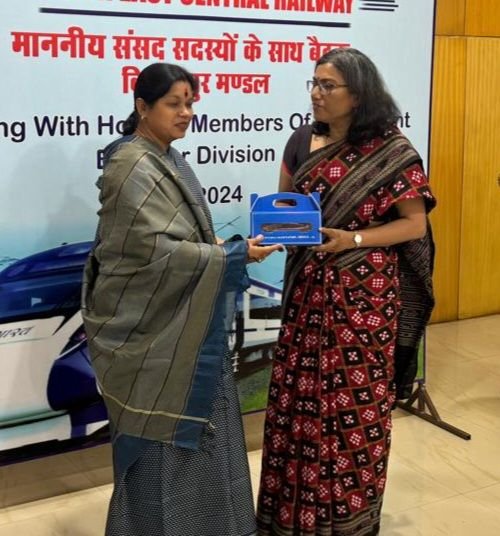 रेल्वे की बैठक में शामिल होकर व्याप्त समस्याओं को दूर करने की मांग की सांसद कमलेश ने 2 img 20240906 wa02873802643151713885337 kshititech