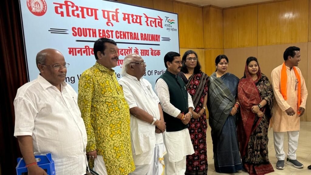 रेल्वे की बैठक में शामिल होकर व्याप्त समस्याओं को दूर करने की मांग की सांसद कमलेश ने 4 img 20240906 wa02881594526301793379943 kshititech