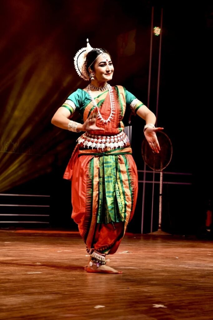 सक्ती की बेटी विधि ने चक्रधर समारोह में दी शानदार प्रस्तुति, जिला प्रशासन ने किया सम्मानित, बढ़ाया सक्ती जिले का गौरव 3 img 20240913 wa01826211212508041198433 kshititech