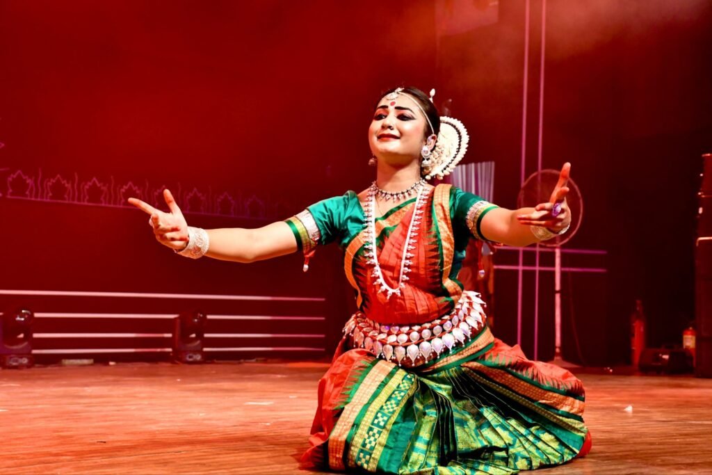 सक्ती की बेटी विधि ने चक्रधर समारोह में दी शानदार प्रस्तुति, जिला प्रशासन ने किया सम्मानित, बढ़ाया सक्ती जिले का गौरव 4 img 20240913 wa0183779320871500148927 kshititech