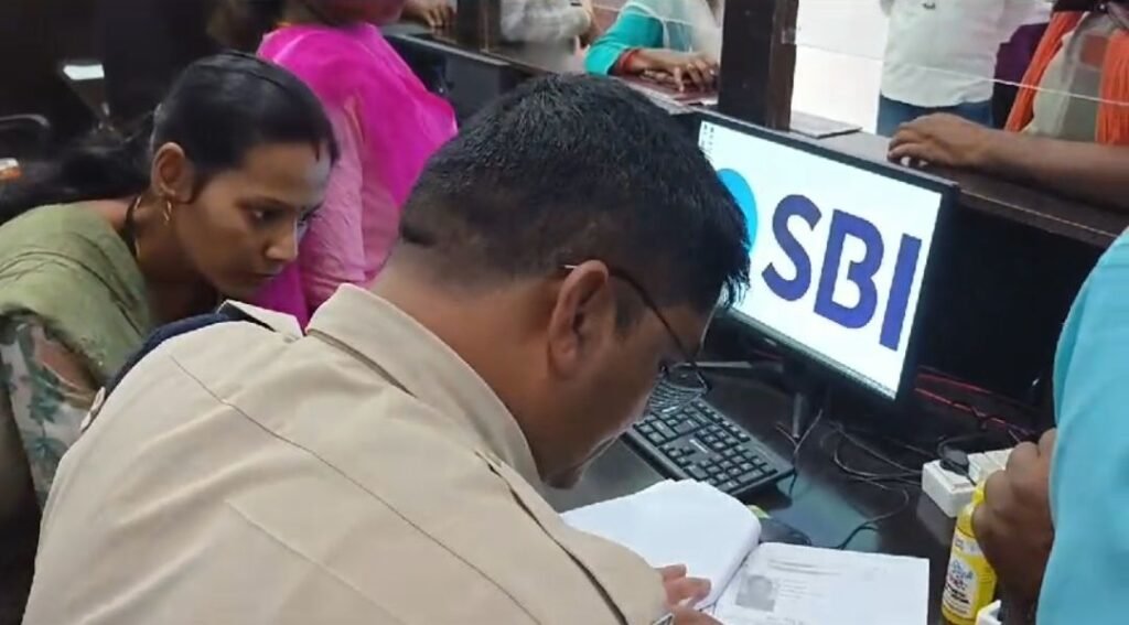 ये क्या पूरा फर्जी एसबीआई ब्रांच ही खोल दिया, सक्ती जिले के छपोरा में कर्मचारी भी कर दिए नियुक्त, कथित बैंक मैनेजर फरार, पुलिस कर रही मामले की जांच, भारतीय स्टेट बैंक के अधिकारी भी पहुंचे थाने 2 screenshot 20240927 185257 whatsapp3285244585136482059 kshititech
