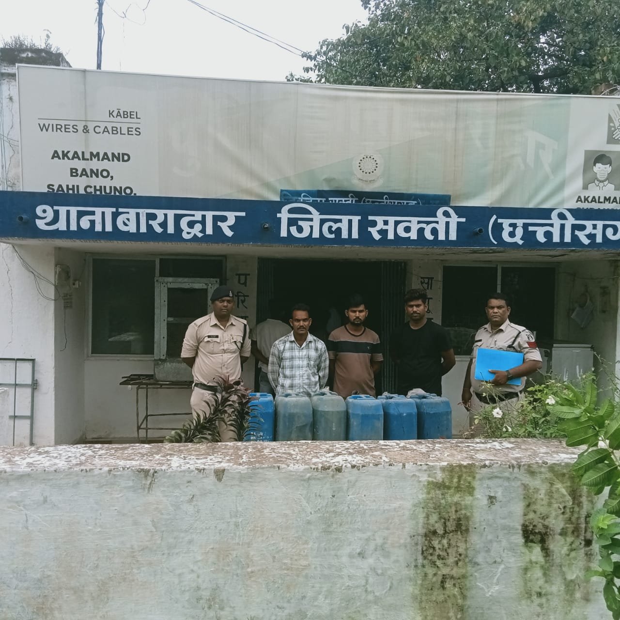 पेट्रोल पंप के पास खडी ट्रेलर से रात्रि में डीजल चोरी करने वाले 3 आरोपीयो को पुलिस ने किया गिरफ्तार 1 डीजल चोरी के तीनो आरोपियो की फोटो kshititech