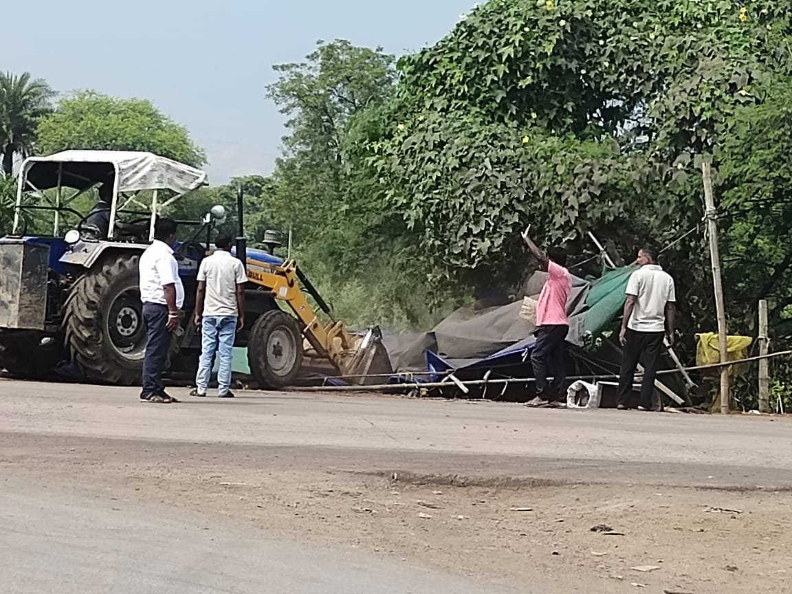 हाइवे किनारे अवैध कब्जा, चला प्रशासन का बुलडोजर, बोरदा क्रासिंग के पास से करीब डेढ़ दर्जन दुकानों को हटाया गया 1 IMG 20241021 WA0357 kshititech