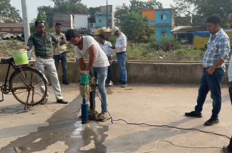 जांच टीम ने की सक्ती के बुधवारी बाजार में बन रही सड़क की जांच, कलेक्टर ने दिए थे जांच के निर्देश 1 Screenshot 20241018 184112 WhatsApp kshititech