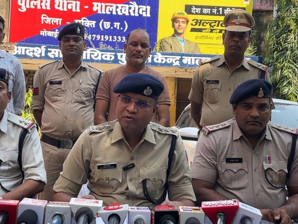 सक्ती जिला: स्टेट बैंक ऑफ इंडिया का फर्जी बैंक खोलने वाला मास्टरमाइंड पकड़ाया, नौकरी के नाम पर ठगी करने फैलाया था जाल, गिरोह में शामिल आधा दर्जन लोगों की तलाश तेज, पहले भी कई थानों में दर्ज हैं अपराध..ऐसे ठगते थे बेरोजगारों को! 2 img 20241005 wa01967640511402121057860 kshititech