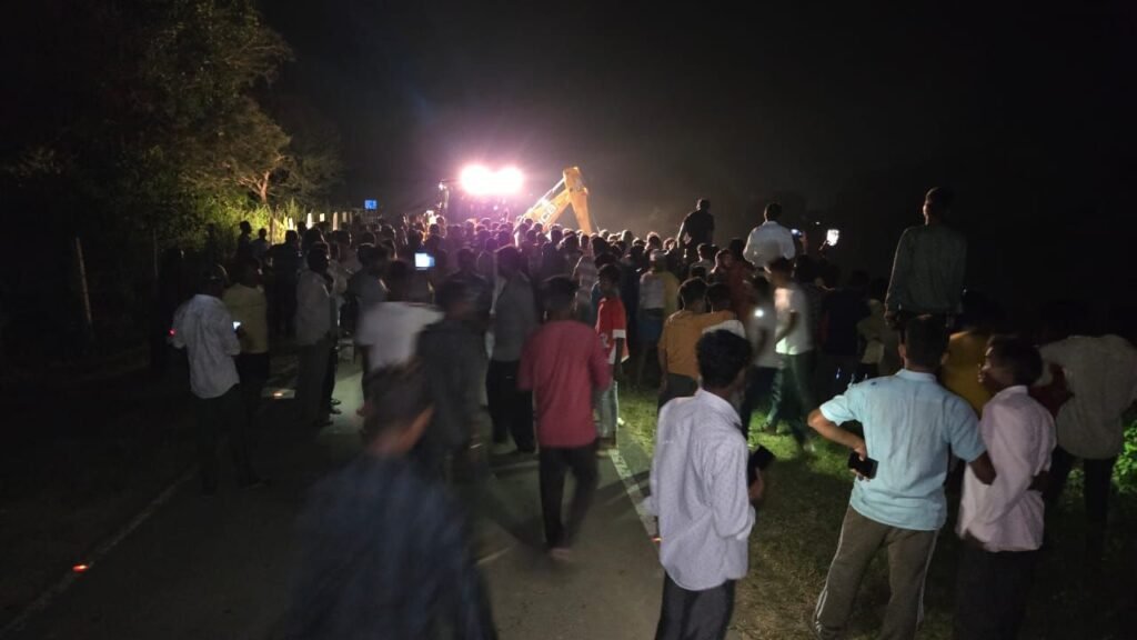सक्ती जिला: पिकअप हादसा, 17 घंटे बीत जाने के बाद भी नहीं पता चल सका दोनों बालकों का, अनियंत्रित होकर नहर में गिरी थी पिकअप 20 लोग थे सवार 2 img 20241009 wa04566291147848777019794 kshititech