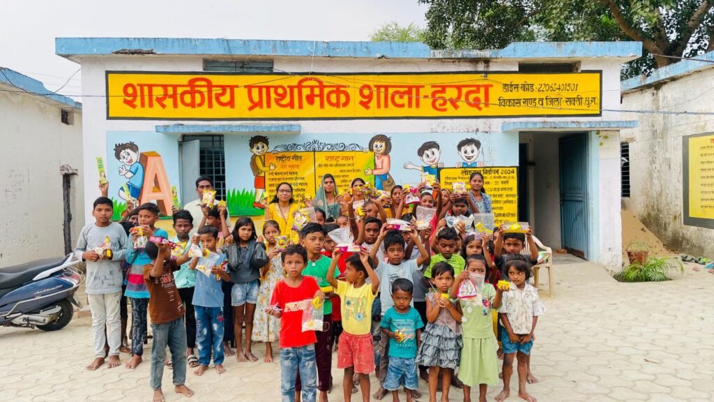 श्रेष्ठ भारत संस्थान, सक्ती की नेक पहल, प्राथमिक शाला हरदा में मनाया गया दीपोत्सव, पटाखे, मिठाई का वितरण कर नन्हें बच्चों के चेहरे पर लाई मुस्कान 2 img 20241030 wa04147852778593785365096 kshititech