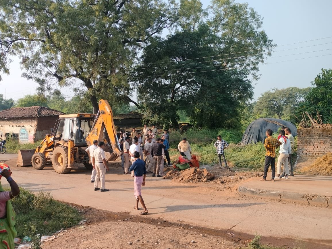 प्रशासनिक अधिकारीयों पर किसानों का आरोप बंधक बनाकर बिना मुआवजा बनवा दिया सड़क 1 IMG 20241125 WA0163 kshititech