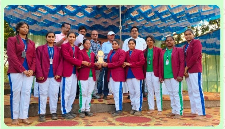 रमापति विद्यालय चंद्रपुर के छात्राओं ने जिला स्तरीय खेल कूद में शानदार प्रदर्शन किया 1 IMG 20241130 WA0323 kshititech