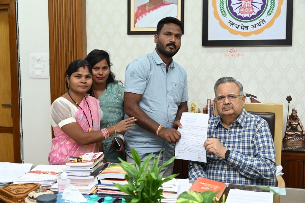 जनहित: पट्टा नहीं होने से प्रधानमंत्री आवास योजना का नहीं मिल रहा लाभ, युवा नेता लव सोनी ने की पहल, विधानसभा अध्यक्ष डॉ रमन सिंह और उपमुख्यमंत्री अरुण साव से मिलकर की मांग, कहा-जल्द दिलाएं आवास 2 img 20241109 wa023328129698181006327029905 kshititech