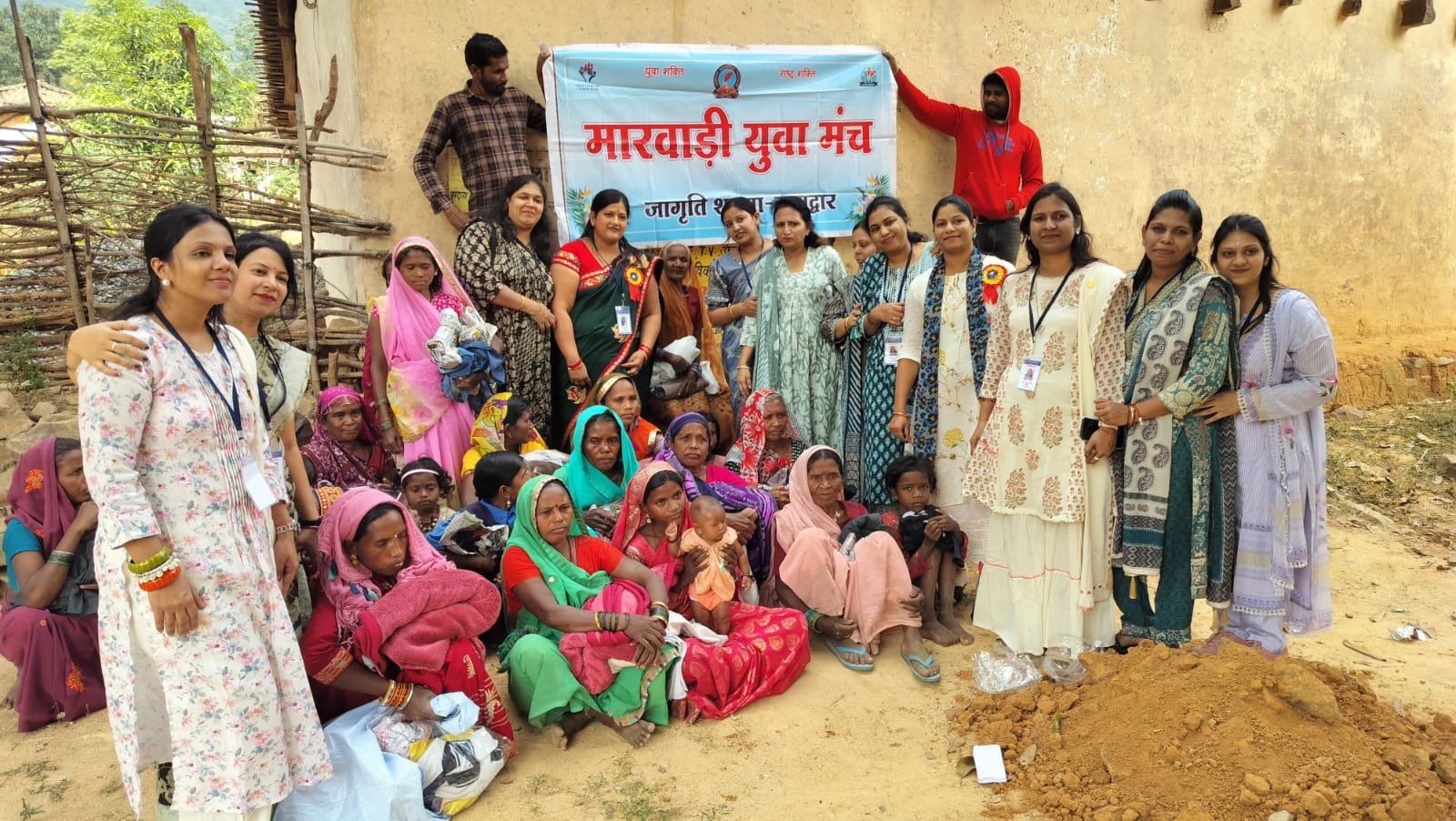 मायुमं जागृति शाखा की महिलाओ ने रेनखोल में गर्म कपडे, राशन व अन्य दैनिक जरूरी सामान बांटा 1 IMG 20241205 WA0250 kshititech